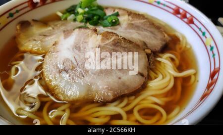 Nahaufnahme von japanischen gegrillten Char siu Schweinefleisch Ramen Nudeln Stockfoto