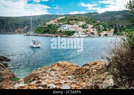 Assos Stadt bei Kefalonia. Sommerurlaub. Segelboot in der Bucht auf Bootstour um die griechischen Inseln. Stockfoto