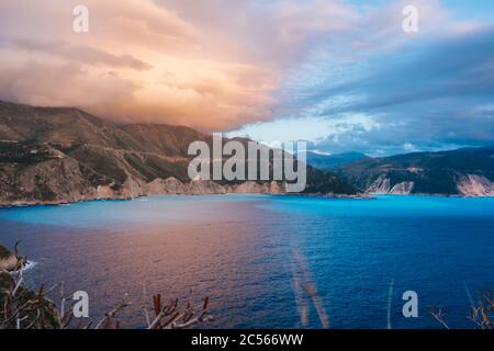 Küstenlinie Kefalonia, stimmungsvoller feuerte Himmel bei Sonnenuntergang an. Urlaub in Griechenland. Stockfoto