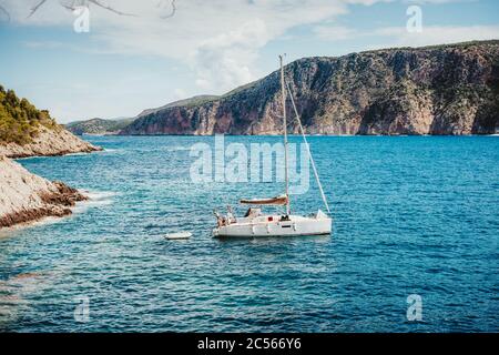 Assos Stadt bei Kefalonia. Sommerurlaub. Segelyacht-Boot in der Bucht auf Bootsfahrt durch Griechenland Inseln. Stockfoto