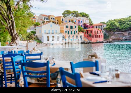 Tisch in der griechischen Taverne im Fischerdorf Assos, Insel Kefalonia, Griechenland. Stockfoto