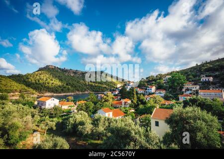 Dorf Assos, Insel Kefalonia, Griechenland. Schöne Wolkenlandschaft am Himmel. Stockfoto