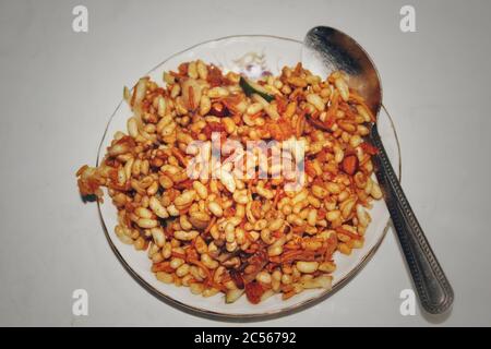 Bangladeshi beliebtes Essen, es heißt 'Zhalmuri'(ঝাল মুরি) Stockfoto