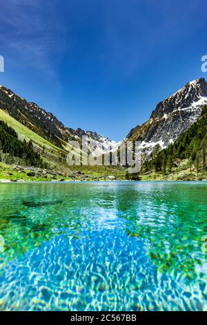 Bergsee mit klarem Wasser Stockfoto