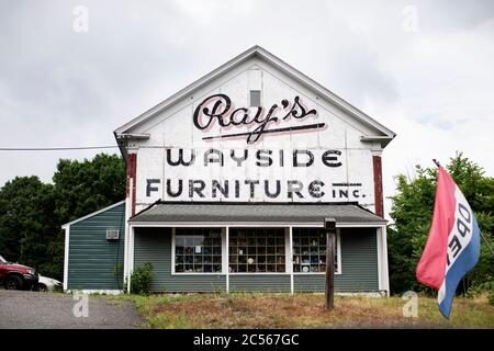 Wayside Antiquitäten im alten Ray's Wayside Möbelgebäude an einem bewölkten Tag in West Boylston, Massachusetts, USA. Stockfoto