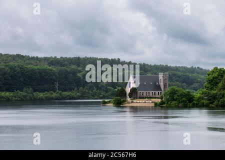 Die Old Stone Church in der Beaman Street in West Boylston, Massachusetts, USA, am Wachusett-Stausee an einem regnerischen Tag. Stockfoto