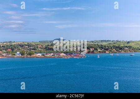 Blick vom Kreuzfahrtschiff auf den Fährhafen, Andoany, Hell-Ville, Nosy Bé, Madagaskar, Afrika, Indischer Ozean Stockfoto