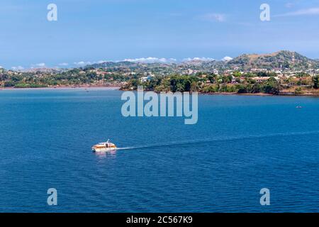 Tender Boote, Blick vom Kreuzfahrtschiff zum Fährhafen, Andoany, Hell-Ville, Nosy Bé, Madagaskar, Afrika, Indischer Ozean Stockfoto
