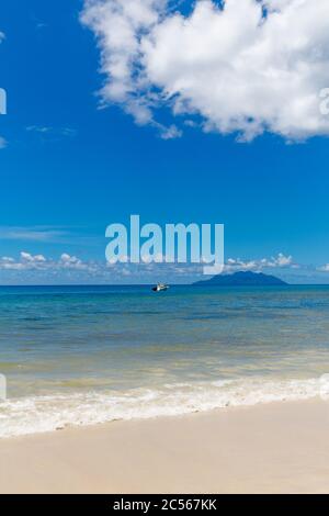 Yacht auf türkisblauem Wasser, Beau Vallon Strand, Mahé Insel, Seychellen, Indischer Ozean, Afrika Stockfoto