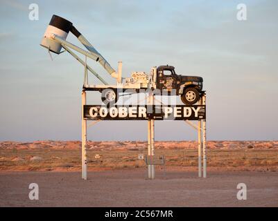 Alte vintage Opal Bergbau LKW Umwandlung auf Pfosten als willkommenes Zeichen verwendet, um australische Stadt Coober Pedy in Südaustralien Outback Stockfoto