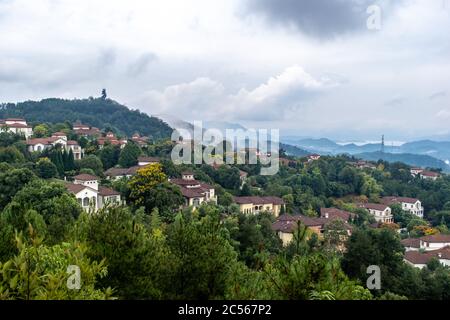Schönes Qiandaohu außerhalb von Hangzhou. Villen im italienischen Stil schmücken die chinesische Landschaft in einem Gebiet voller inländischem Tourismus. Stockfoto