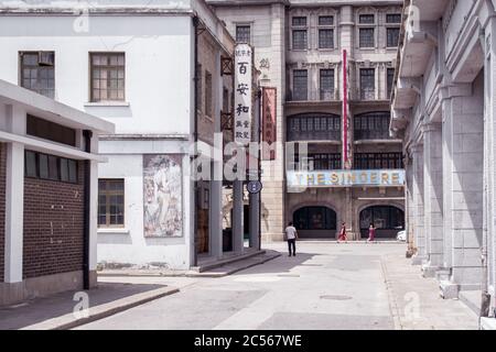 Touristen gehen um den Satz eines chinesischen Zeitdramas. Schauspieler und Schauspielerinnen Filmen in einem von Shanghai inspirierten Filmstudio der 1930er Jahre. Stockfoto