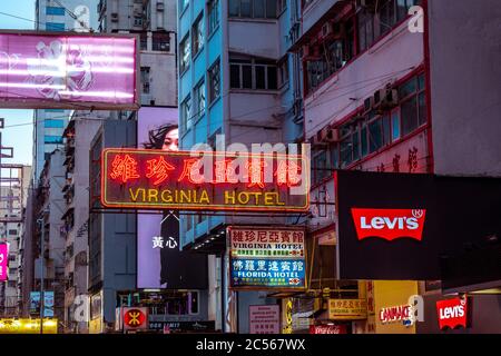 Hongkong / China - November 11 2018: Neon-Schaufensterschilder beleuchten die überfüllten Straßen des berühmten Mong Kok Viertels in Hongkong. Stockfoto