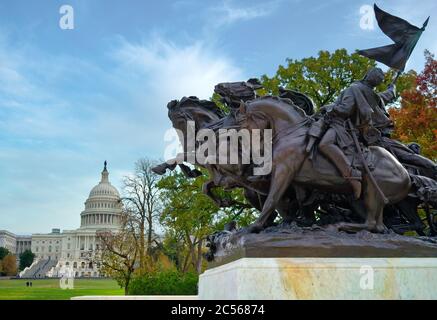 Das US-Kapitolgebäude ist hinter großen Bronzeskulpturen des Ulysses S. Grant Memorial, Washington, DC, USA zu sehen Stockfoto