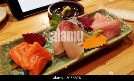 Gemischte Fischsashimi in Scheiben auf einem Teller Stockfoto