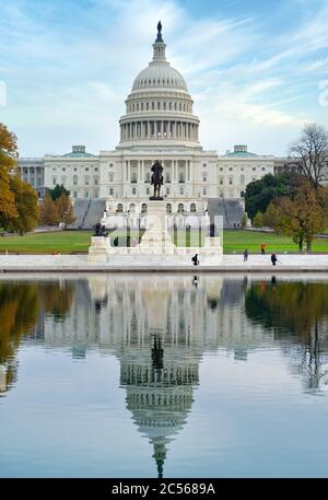 Spiegelungen des Kapitols der Vereinigten Staaten und des Ulysses S. Grant Memorial sind im Capitol Reflecting Pool, Washington, DC, USA zu sehen Stockfoto