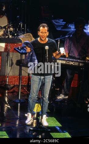 Bruce Willis singt live auf der Bühne im Hollywood Palace um 1987 Stockfoto