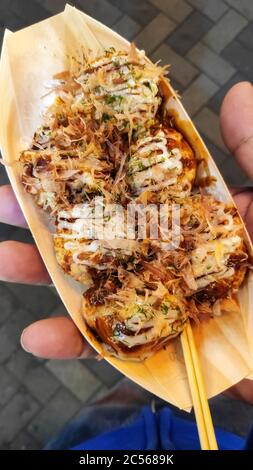 Teller mit Takoyaki im Dotonbori Gebiet in Osaka Stockfoto