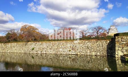 Graben von Himeji Castle im Herbst. Das Schloss ist Japan einzigartige Architektur, im 17. Jahrhundert erbaut Stockfoto