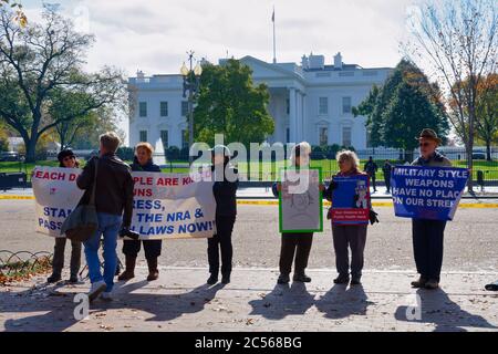 Aktivisten stehen vor dem Weißen Haus, protestieren gegen Waffengewalt und fordern Waffenkontrollmaßnahmen. Washington, DC, USA. Stockfoto