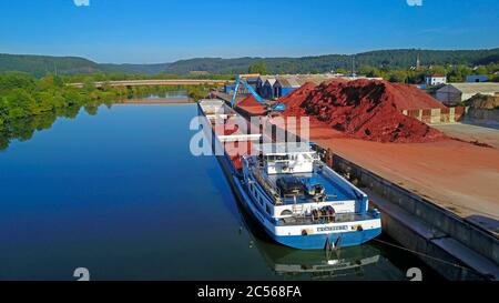 Verladung von Tonerde auf eine Barge, Merzig Hafen, Merzig, Saartal, Saarland, Deutschland Stockfoto