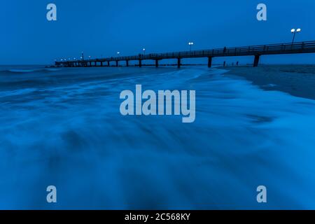 Ostsee am Abend Licht, lange Exposition, Strand, Pier, am Abend Stockfoto