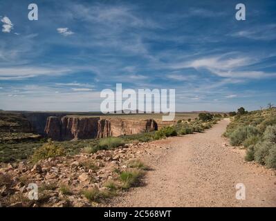 Ein Schotterweg über einer tiefen Schlucht in den USA Stockfoto