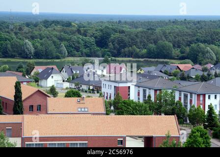 26. Juni 2020, Brandenburg, Spremberg/OT Haidemühl: Wohn- und Geschäftshäuser im Landkreis Haidemühl des Landkreises Spree-Neisse. Ursprünglich war Haidemühl eine Industriegemeinde etwa zehn Kilometer westlich von Spremberg. Da das Dorf Platz für das Tagebau Welzow-Süd machen musste, wurde es mit Wirkung zum 1. Januar 2006 aufgelöst. Die meisten Einwohner wurden im neu errichteten Haidemühl der Stadt Spremberg angesiedelt. Foto: Soeren Sache/dpa-Zentralbild/ZB Stockfoto
