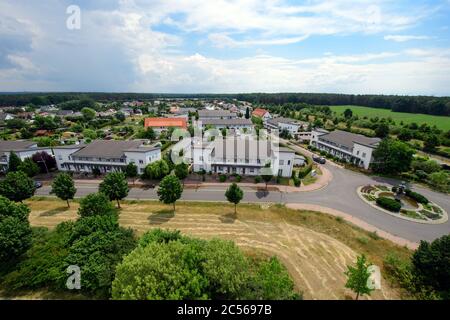 26. Juni 2020, Brandenburg, Spremberg/OT Haidemühl: Wohn- und Geschäftshäuser im Landkreis Haidemühl des Landkreises Spree-Neisse. Ursprünglich war Haidemühl eine Industriegemeinde etwa zehn Kilometer westlich von Spremberg. Da das Dorf Platz für das Tagebau Welzow-Süd machen musste, wurde es mit Wirkung zum 1. Januar 2006 aufgelöst. Die meisten Einwohner wurden im neu errichteten Haidemühl der Stadt Spremberg angesiedelt. Foto: Soeren Sache/dpa-Zentralbild/ZB Stockfoto