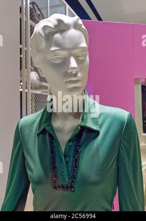 Weibliche Schaufensterpuppe trägt grünes Kleid in einem Luxus-Mode-Geschäft, Manhattan, New York City, NY, USA Stockfoto