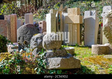 Verschiedene Grabsteine, Friedhofskulpturen und Gedenkstatuen in der Nähe eines Steinschnitzelstudios, Bern, Schweiz Stockfoto