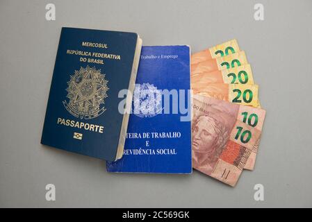 Brasilianische Arbeitskarte (carteira de trabalho), Reisepass und Geld. ÜBERSETZEN: 'Föderative Republik Brasilien, Arbeitsministerium. Arbeitsbuch und Stockfoto