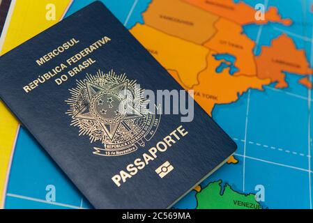 Draufsicht auf brasilianischen Pass über Karte. Konzentrieren Sie sich auf den nordamerikanischen Kontinent. Auswanderung, Reise, Zielkonzept. Stockfoto