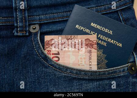 Brasilianischer Reisepass in Jeans-Tasche mit echten Notizen. Internationales Reise- und Tourismuskonzept. Geschäftsreise.Translate: Mercosur - Federative republik Stockfoto