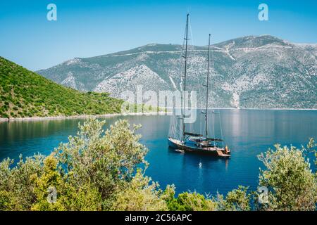 Sommerurlaub in Griechenland. Luxuriöse schwarze Privatyacht vor Anker in der schönen Lagune. Insel Ithaka. Stockfoto