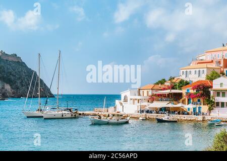 Urlaub im schönen Dorf Assos in einer versteckten Bucht am sonnigen Sommertag, Insel Kefalonia, Griechenland. Stockfoto