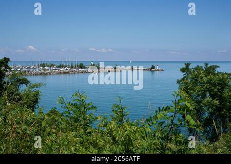 Port Dalhousie Marina und Lake Ontario in der Niagara Region von Kanada wie im Sommer gesehen vom Waterfront Trail in St. Catharines, Juni 2020. Stockfoto