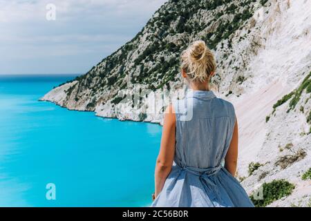 Frauen Touristen, die Myrtos Beach genießen. Konzept für die Berufung auf Reisen. Kefalonia, Ionisches Meer, Griechenland. Stockfoto