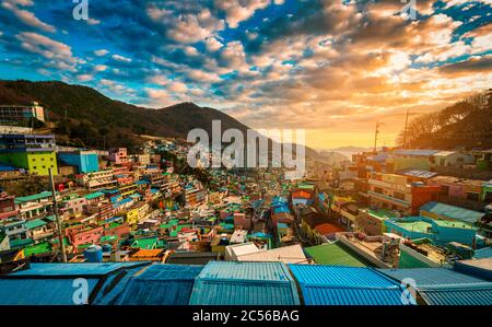 Gamcheon Kultur Dorf bei Sonnenuntergang in Busan Stadt, Südkorea. Stockfoto