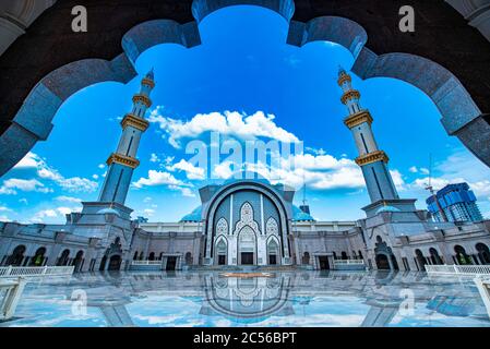 Masjid Wilayah Persekutuan bei Tag in Kuala Lumpur, Malaysia. Stockfoto