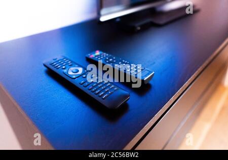 UKRAINE, KIEW 9. Februar 2020: Fernbedienungen für Smart Television, DVD, DVB-T2, Android TV Box, Set-Top Box, HDTV, Media Player, Satellitenempfänger Stockfoto