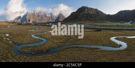Panoramablick auf die Berge und Inseln rund um die lofoten Stockfoto