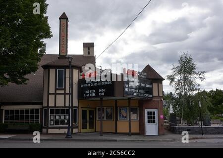 Die Kinobeltafel am Lake Theater in der Innenstadt von Lake Oswego zeigt die Zahlen der neu gemeldeten COVID-19 Fälle in Oregon am Dienstag, den 30. Juni 2020. Stockfoto