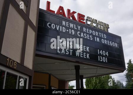 Die Kinobeltafel am Lake Theater in der Innenstadt von Lake Oswego zeigt die Zahlen der neu gemeldeten COVID-19 Fälle in Oregon am Dienstag, den 30. Juni 2020. Stockfoto