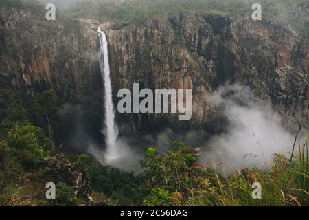 Wallaman Falls 268 Meter fallen an einem nebligen Tag, Queensland, Australien. Stockfoto