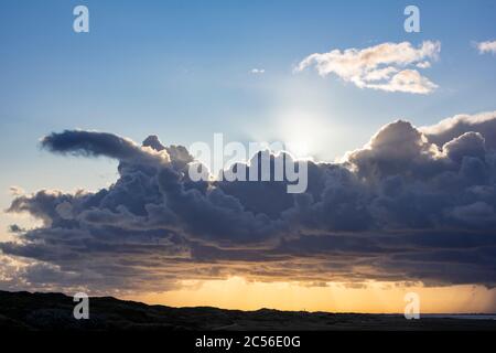 Deutschland, Niedersachsen, Juist, Abendwolkenstimmung über der Insel. Stockfoto