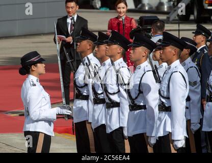 HONGKONG, HONGKONG SAR, CHINA: 1. JULI 2020. Zeremonie zur Flaggenanhebung am Tag der Gründung der Sonderverwaltungsregion Hongkong. 23 Jahre nachdem Hongkong von Großbritannien wieder an die chinesische Herrschaft übergeben wurde, setzte Peking am 30. Juni um 23 Uhr strenge neue nationale Sicherheitsgesetze ein, die die prodemokratischen Proteste in der Stadt unterdrücken werden. Es wird die chinesisch-britische Gemeinsame Erklärung zerschlagen, in der China dem einen Land zugestimmt hat, die zwei-System-Regierung, obwohl eine teure staatliche Werbekampagne gestartet wurde, um dem entgegenzuwirken, dass das Verbot traditioneller Märsche zum ersten Mal, Wut hat Stockfoto