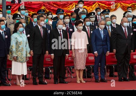 HONGKONG, HONGKONG SAR, CHINA: 1. JULI 2020. Die Chefexekutivin Carrie Lam (Centre-Dusty pink) nimmt an der Zeremonie zur Flaggenanhebung am Tag der Gründung der Sonderverwaltungsregion Hongkong mit ihrem Mann Dr. Lam (2nd R) Teil. Der ehemalige Chief Executive, C.Y.Leung (3. L) und seine Frau (2. L) 23 Jahre nachdem Hongkong von Großbritannien wieder an die chinesische Herrschaft übergeben wurde, setzte Peking um 23 Uhr am 30. Juni strenge neue nationale Sicherheitsgesetze ein, die die in der Stadt zu sehenden prodemokratischen Proteste unterdrücken werden. Es wird die chinesisch-britische Gemeinsame Erklärung zerschlagen, in der China dem einen Land, zwei Systemen gove, zugestimmt hat Stockfoto