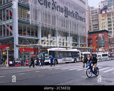 New York, NY - 27. März 2017: Das New York Times Gebäude befindet sich in Midtown auf der 8th Avenue gegenüber vom Busbahnhof. Stockfoto