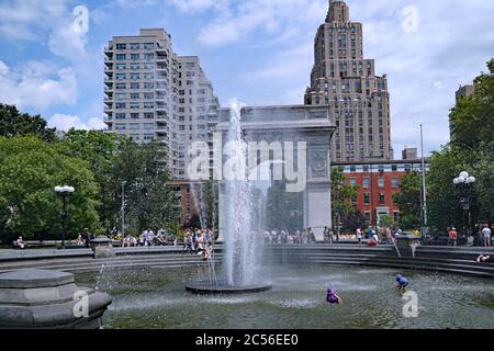 New York, NY - 10. Juli 2017: Der Brunnen im Washington Square Park in Lower Manhattan ist ein beliebter Ort, um sich im Sommer abzukühlen. Stockfoto